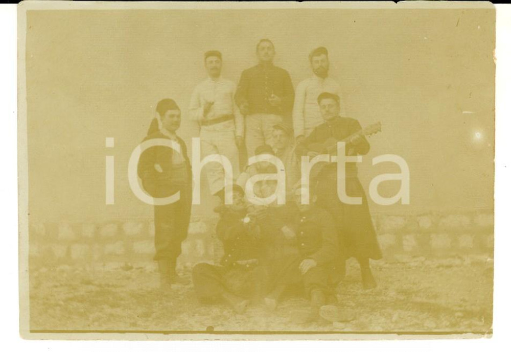 Fotografia d epoca originale 1910 ca ALBANIA ? Gruppo di militari con la chitarra Foto VINTAGE 12x8 cm 1