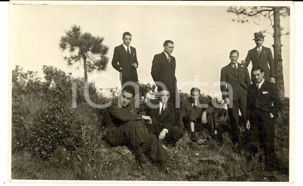 Fotografia d epoca originale 1937 PIANI D INVREA Giovani invitati a una festa posano in una pineta Foto 13x9 1