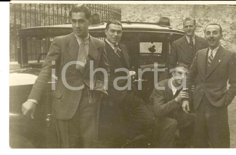 Fotografia d epoca originale 1937 PIANI D INVREA Gruppo di giovani con auto dell epoca Foto VINTAGE 13x9 1