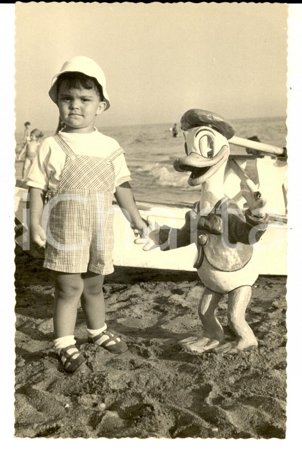 Fotografia d epoca originale 1953 MARINA DI MASSA Bambino in spiaggia con Paperino  Foto CELLA VINTAGE 1