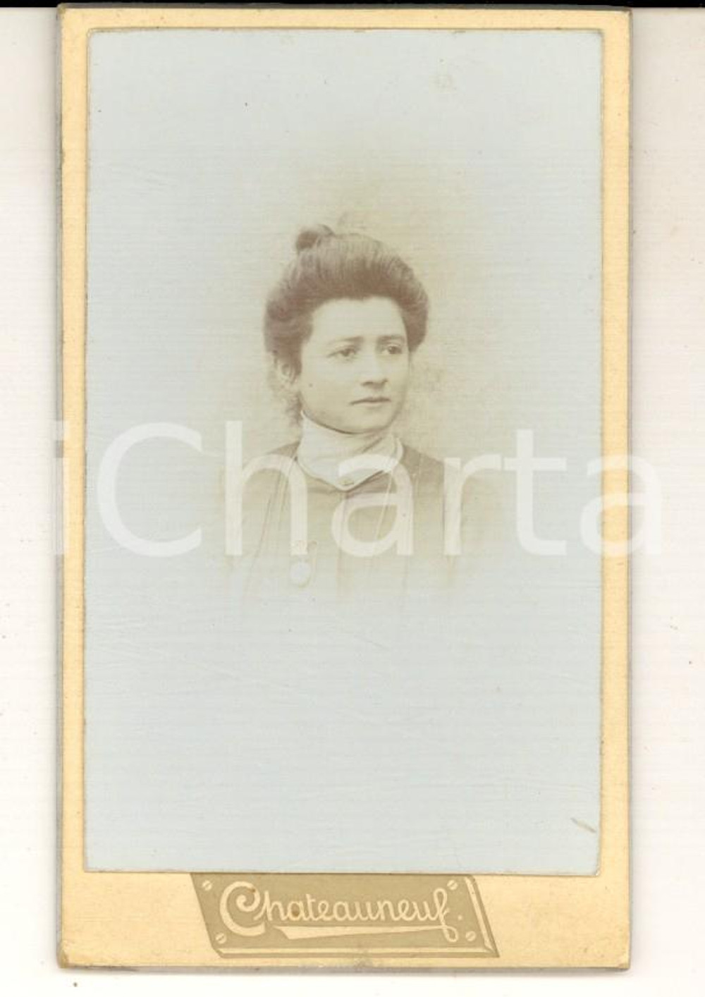 Fotografia d epoca originale 1890 ca Ritratto di donna con acconciatura raccolta Foto CHATEAUNEUF CDV 1