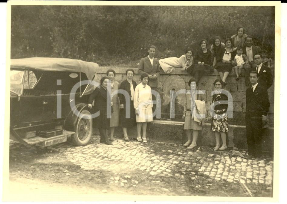 Fotografia d epoca originale 1940 ca NAPOLI ? Gruppo di famiglia presso una fontana Foto VINTAGE 12x8 1