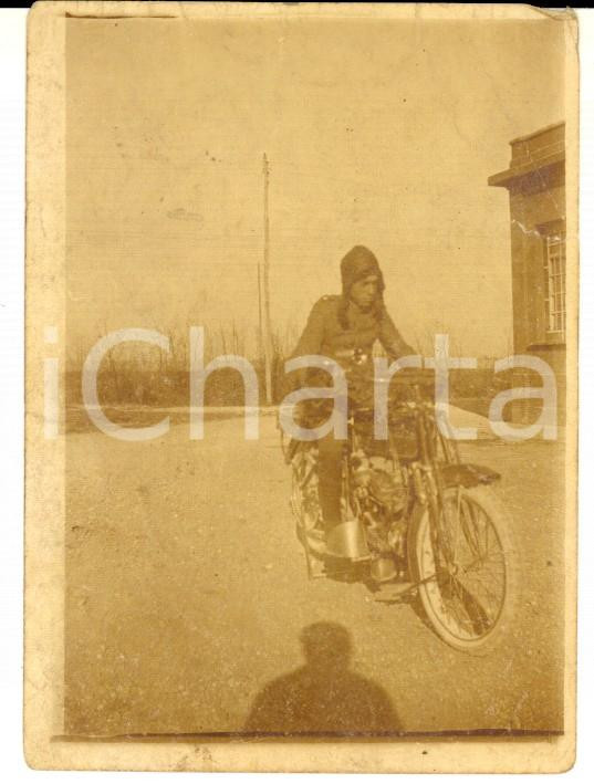 Fotografia d epoca originale 1915 ca SLOVACCHIA MOTOCICLISMO D EPOCA Italiano parte per Genova Foto 7x9 1