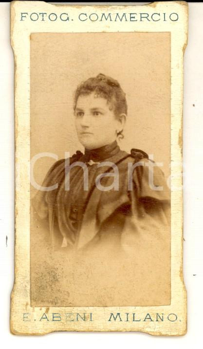 Fotografia d epoca originale 1890 ca MILANO Ritratto di donna in abito nero Foto Enrico ABENI 5x9 cm 1