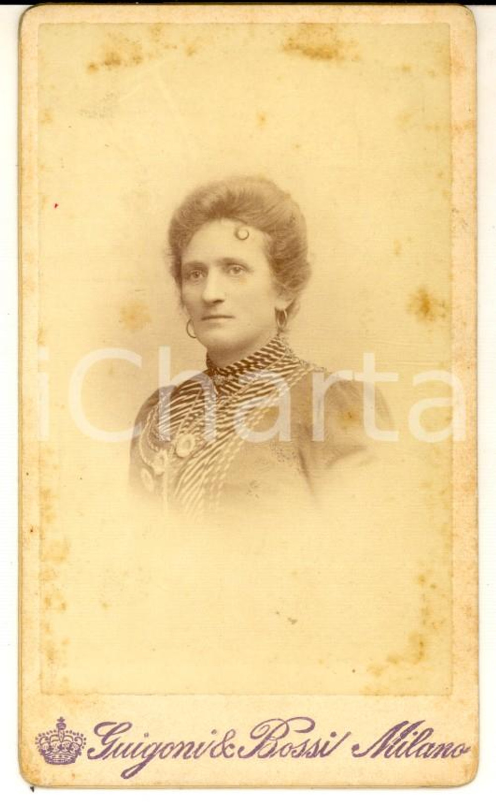 Fotografia d epoca originale 1900 ca MILANO Ritratto di donna con abito a righe Foto GUIGONI & BOSSI CDV 1