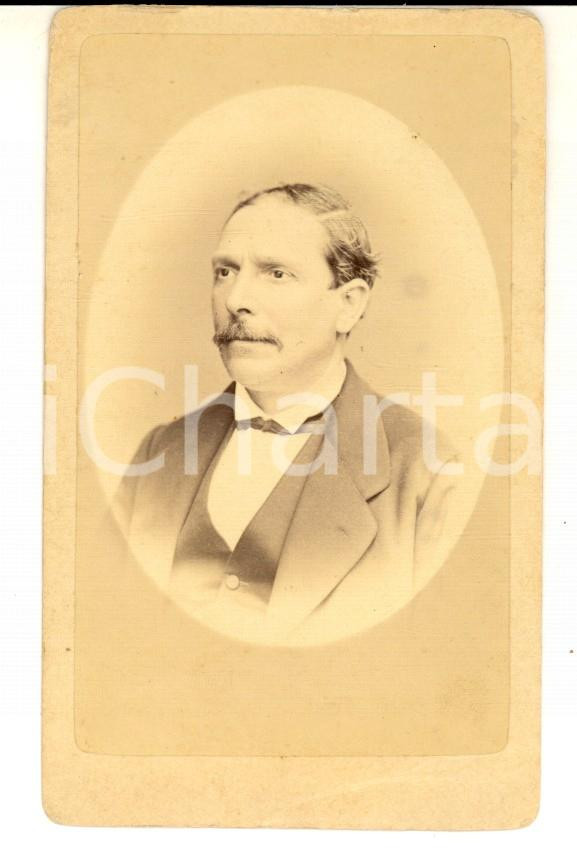 Fotografia d epoca originale 1870 ca GENOVA Ritratto maschile con cravattino Fotografia GIULIO ROSSI CDV 1