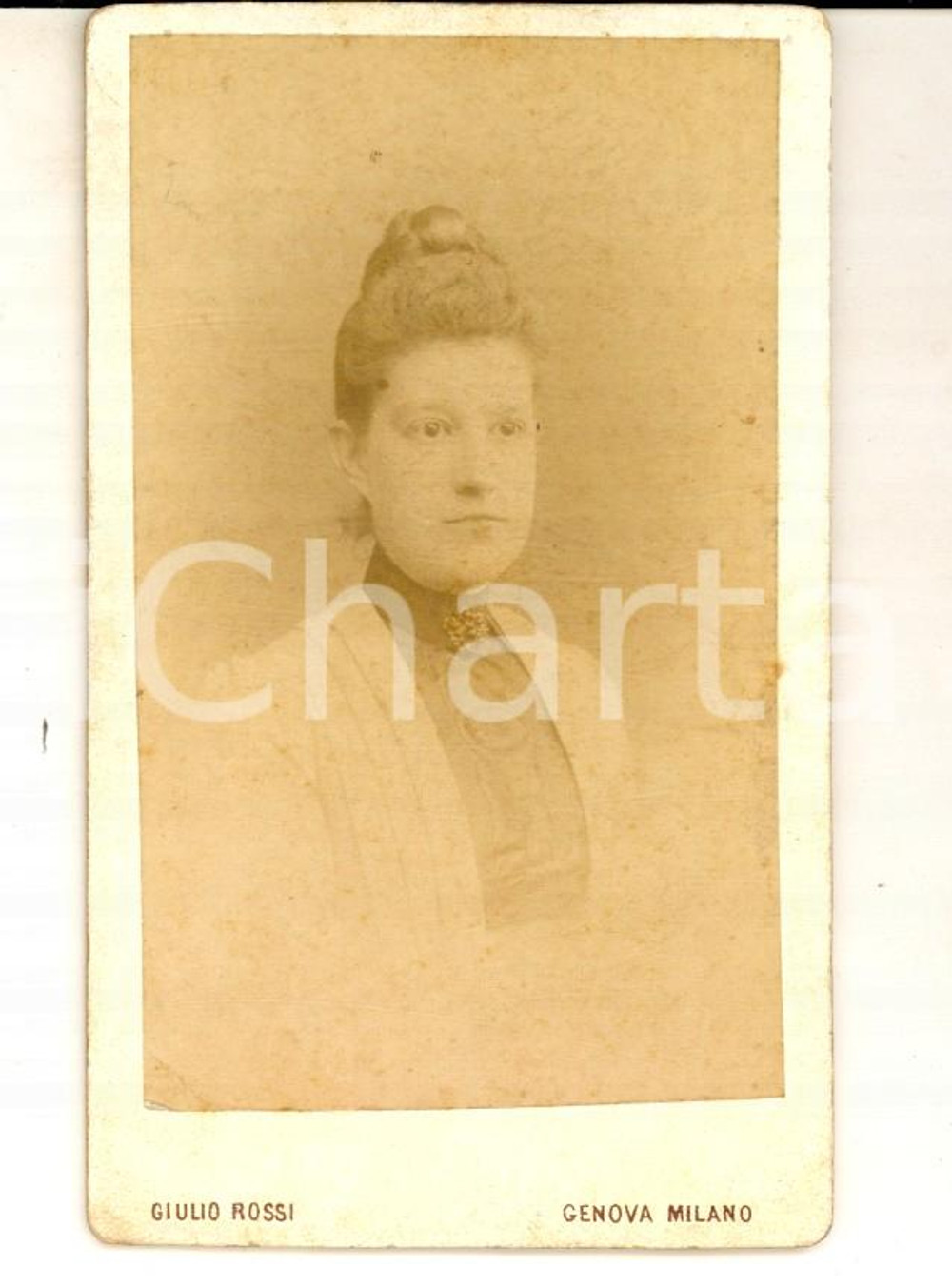 Fotografia d epoca originale 1890 GENOVA Ritratto di donna con abito bianco e spilla Foto GIULIO ROSSI CDV 1