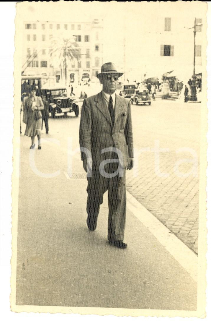 Fotografia d epoca originale 1940 ROMA Turista in marcia nell estate cittadina Foto cartolina VINTAGE FP 1