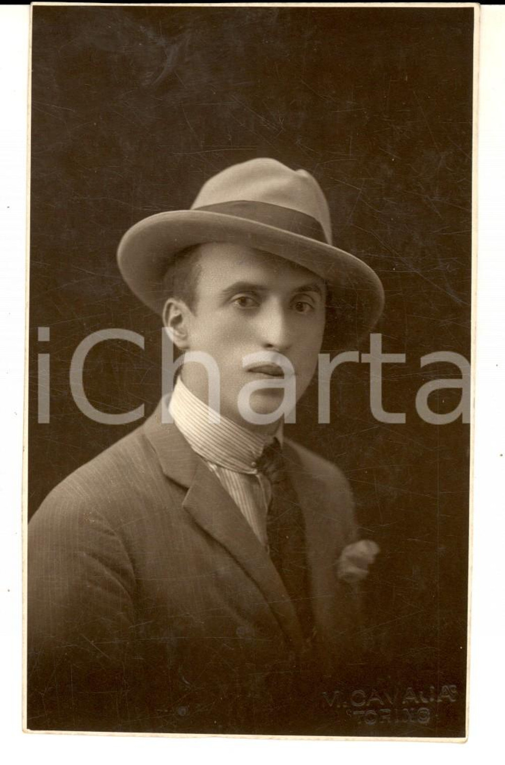 Fotografia d epoca originale 1920 ca TORINO Ritratto di giovane uomo con il cappello Foto cartolina CAVAJA 1