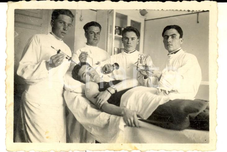 Fotografia d epoca originale 1932 ROMA Militari fingono un intervento chirurgico Foto CACCHI 9x6 CURIOSA 1