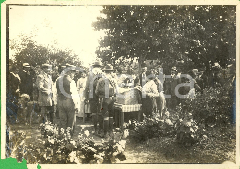 Fotografia d epoca originale 1930 ca FRANCIA SCOUTISMO Premiazione di giovani scout Foto 18x13 DANNEGGIATA 1