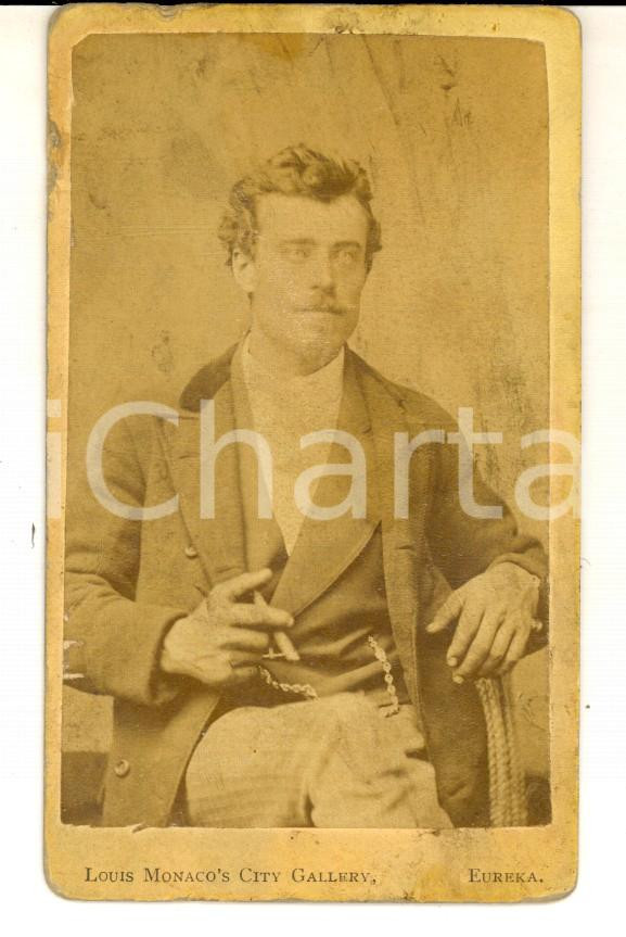 Fotografia d epoca originale 1880 EUREKA NEVADA Portrait of a man holding a cigar Photo Louis MONACO CDV 1