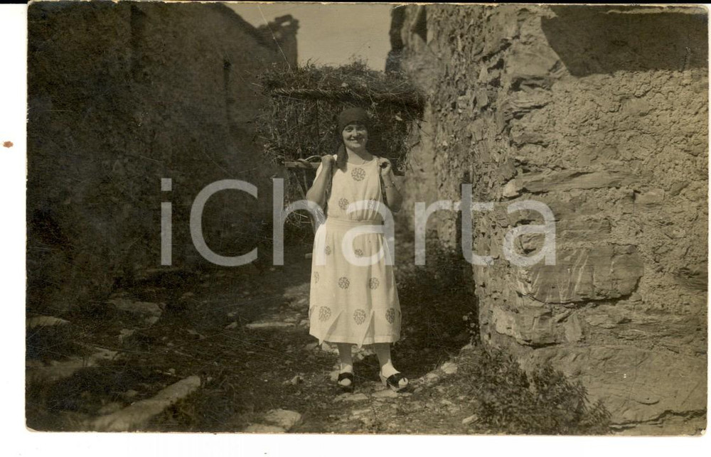 Fotografia d epoca originale 1926 AREA LOMBARDA Contadina con gerla in spalle Foto VINTAGE 14x9 1