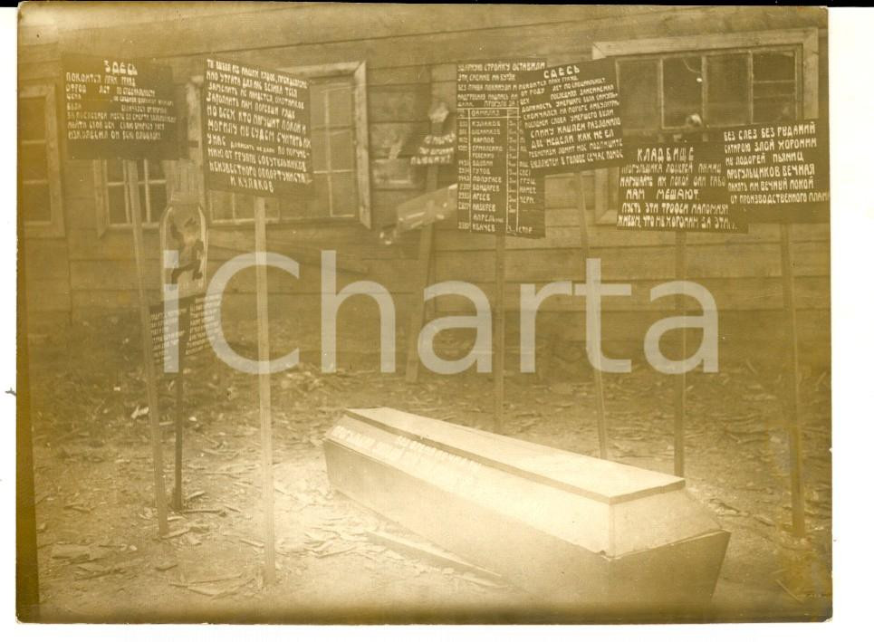 Fotografia d epoca originale 1929  URSS PROPAGANDA SOVIETICA Il cimitero degli assenteisti Foto 12x9 cm 1