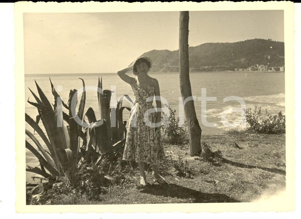 Fotografia d epoca originale 1950 ca ALASSIO Ritratto di donna sulla spiaggia Foto MANFREDI VINTAGE 12x9 cm 1