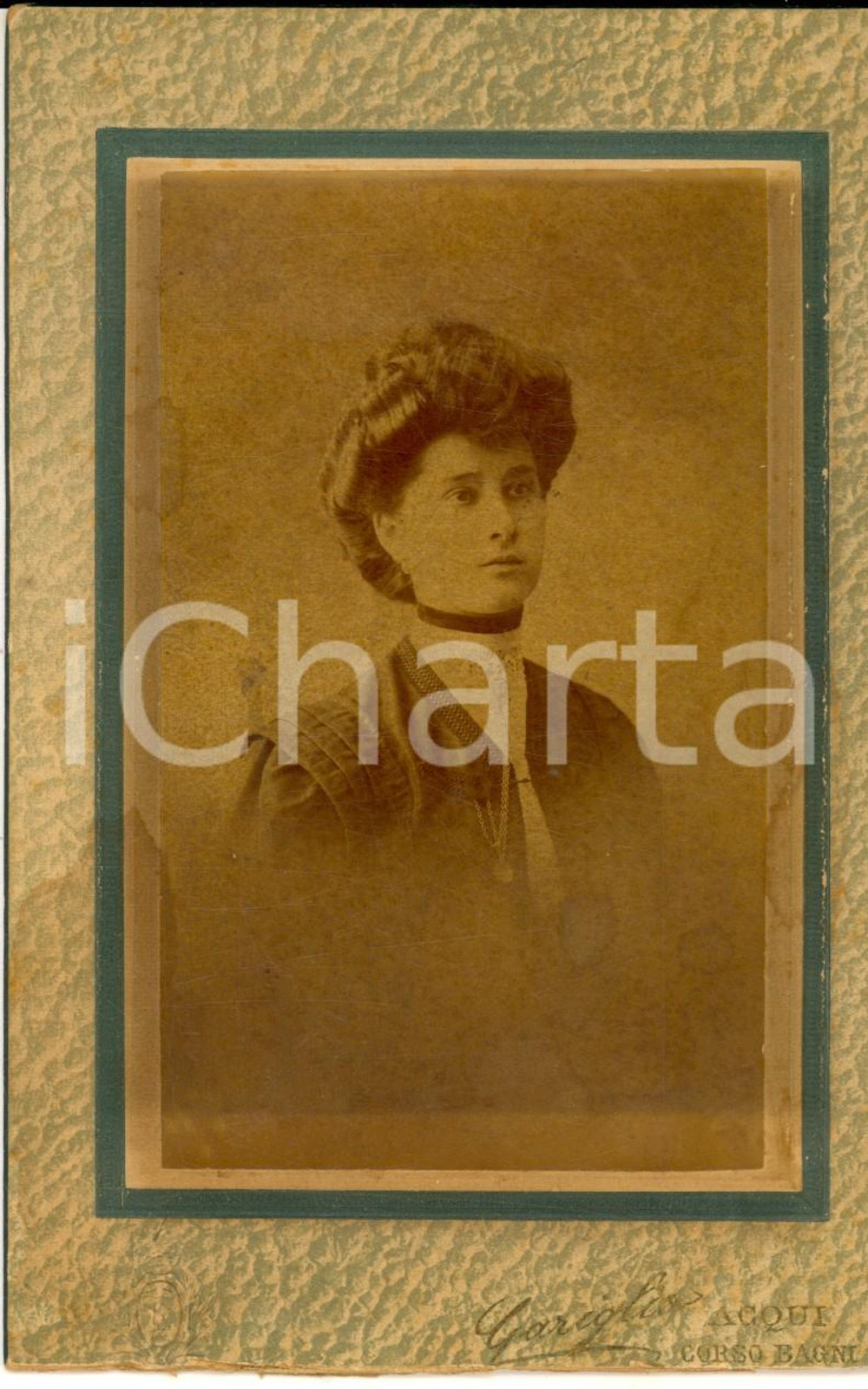 Fotografia d epoca originale 1890 ca ACQUI TERME Ritratto di donna in abito scuro Foto GARIGLIO 10x16 cm 1