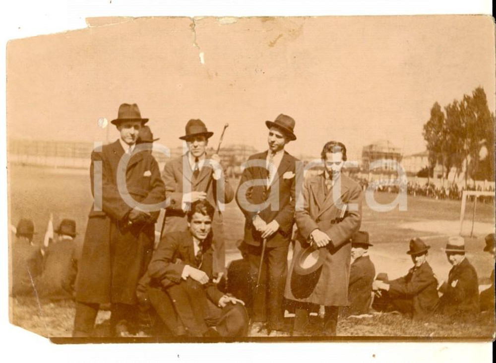 Fotografia d epoca originale 1920 AREA LOMBARDA Giovani in attesa di una partita Foto DANNEGGIATA 8x11 1