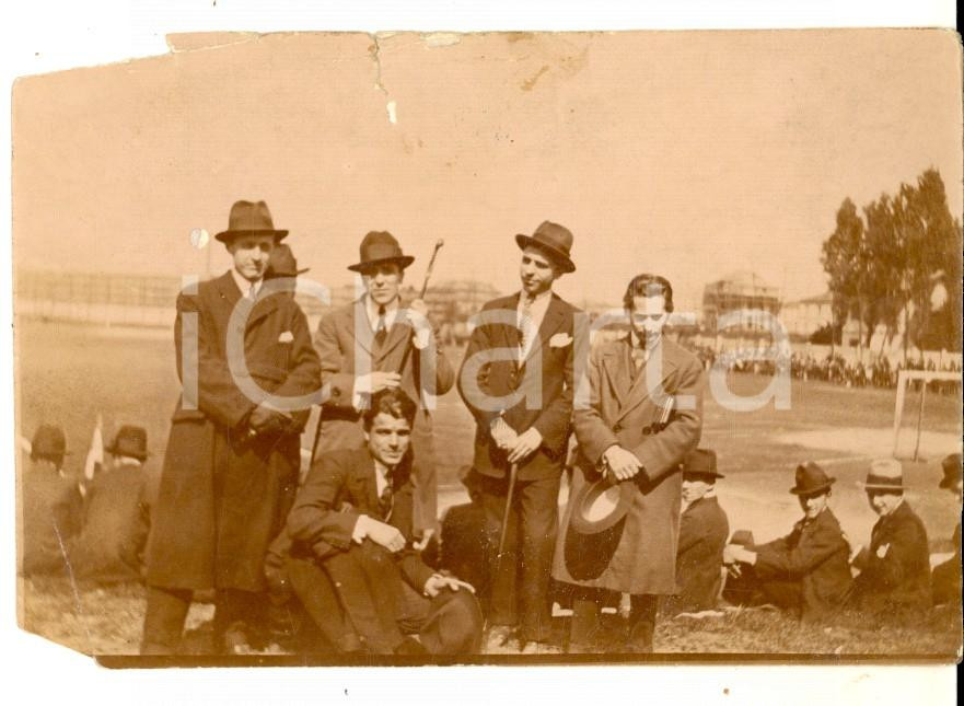Fotografia d epoca originale 1920 AREA LOMBARDA Giovani in attesa di una partita Foto DANNEGGIATA 8x11 1