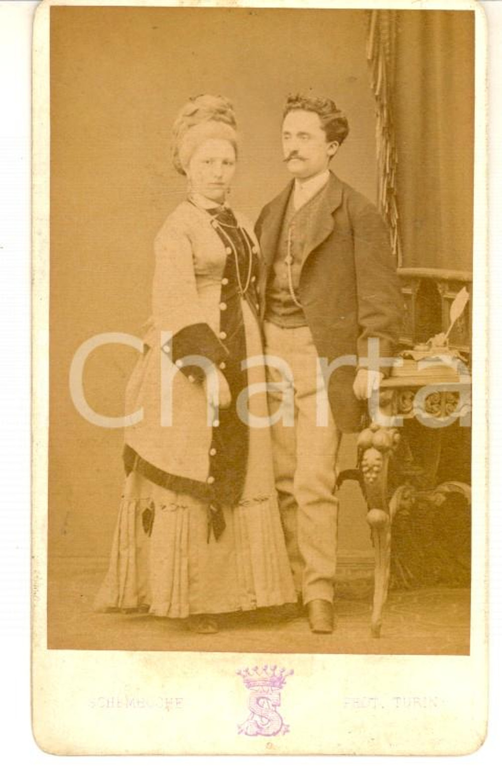 Fotografia d epoca originale 1870 ca TORINO Ritratto di coppia in abito da passeggio Foto SCHEMBOCHE CDV 1