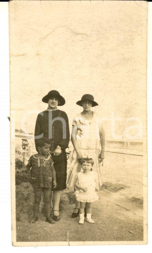 Fotografia d epoca originale 1924 SANREMO Due madri con i figli Foto MARTINI per dilettanti VINTAGE 7x11 cm 1