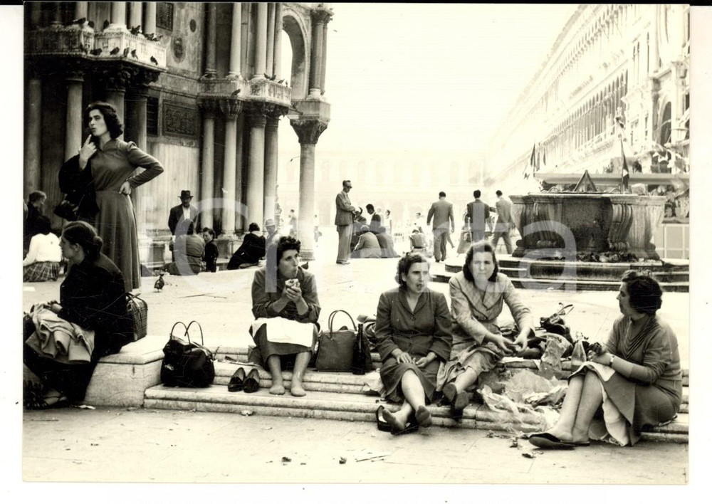 Fotografia d epoca originale 1957 VENEZIA SAN MARCO Merenda improvvisata tra donne Foto ARTISTICA 15x10 1