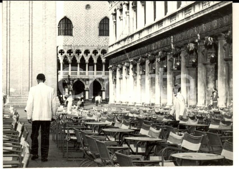 Fotografia d epoca originale 1950 ca VENEZIA Camerieri al lavoro in piazza SAN MARCO Foto ARTISTICA 10x7 cm 1