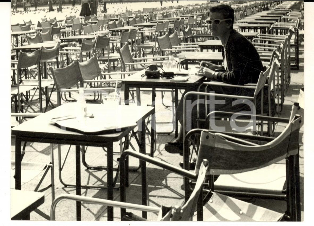 Fotografia d epoca originale 1957 VENEZIA SAN MARCO Donna sola al bar Fotografia ARTISTICA 15x10 cm 1