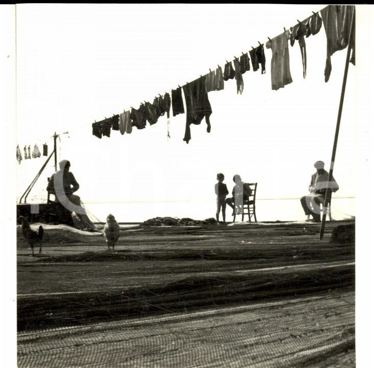 Fotografia d epoca originale 1950 Laguna VENEZIA Pescatori e bambini aggiustano le reti Foto ARTISTICA 9x9 1