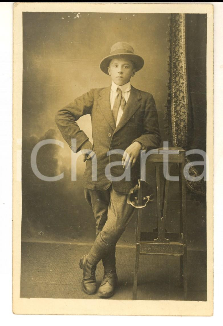 Fotografia d epoca originale 1920 ca FRANCE Portrati d adolescent avec chapeu Photo carte postale VINTAGE 1