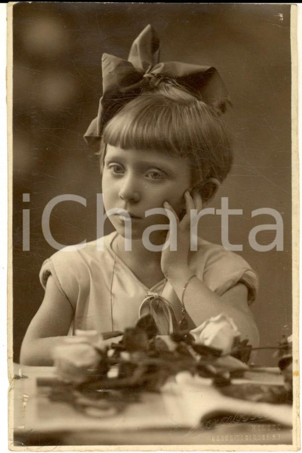 Fotografia d epoca originale 1928 MILANO Ritratto di bambina con una rosa Foto cartolina VINTAGE FARABOLA 1