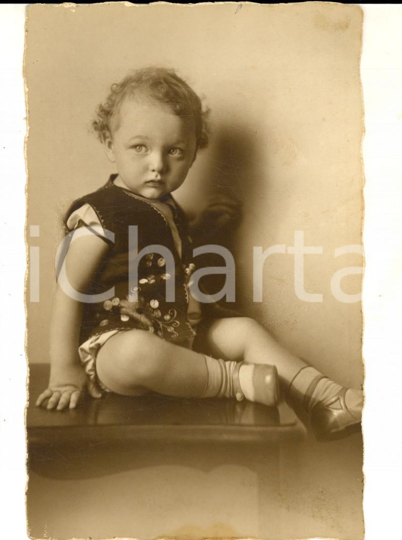 Fotografia d epoca originale 1930 ca MILANO Ritratto di bambina con abito ricamato Foto cartolina TESTANI 1