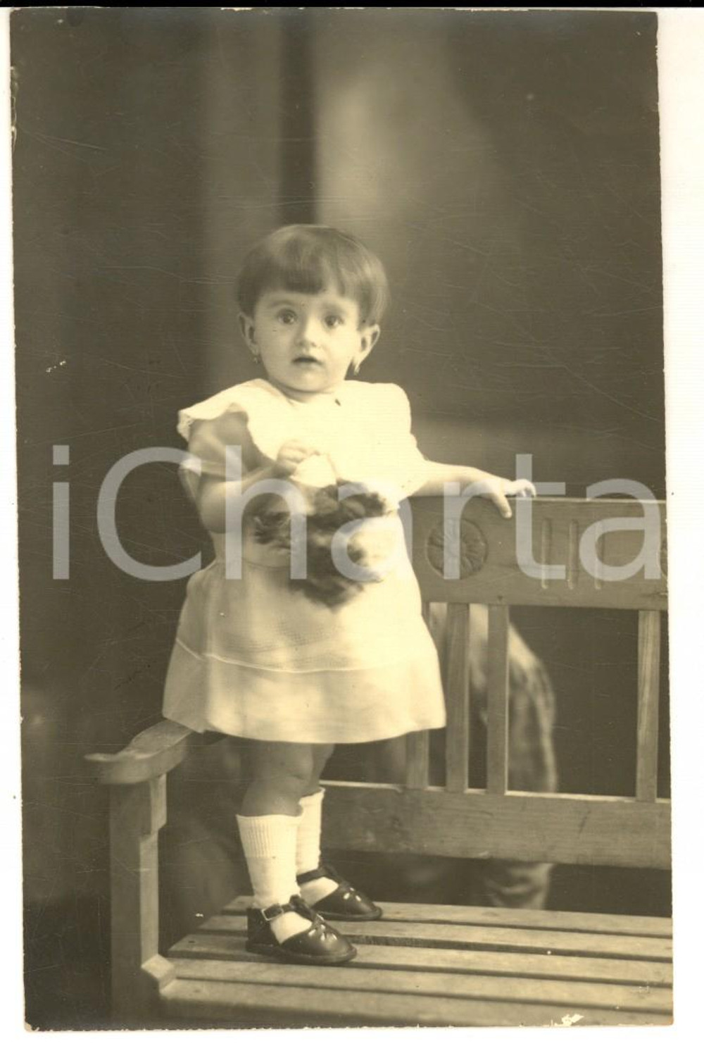 Fotografia d epoca originale 1930 ca AREA LOMBARDA Bambina alza un cestino di fiori Foto cartolina VINTAGE 1