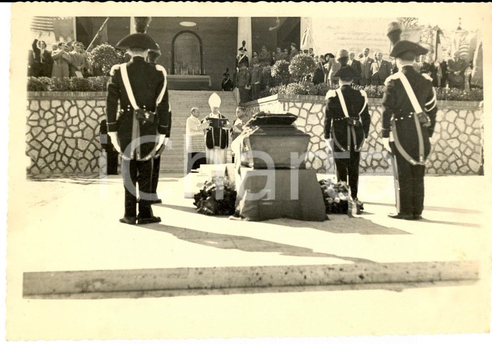 Fotografia d epoca originale 1950 ca MIGNANO MONTE LUNGO Cerimonia Militare  Vescovo benedice una bara Foto 1