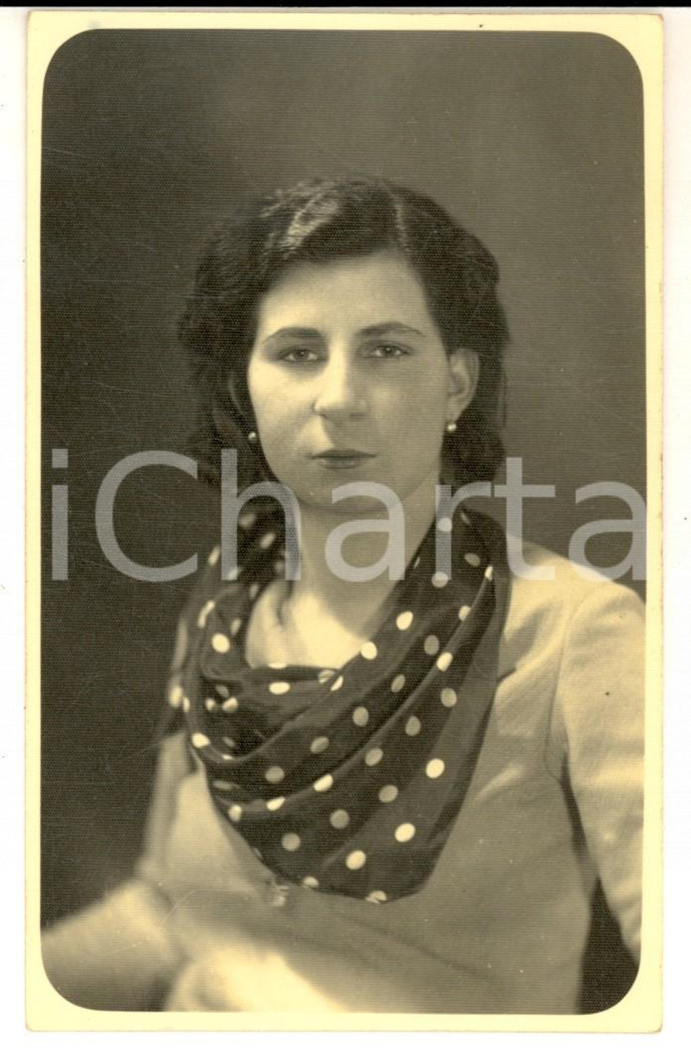 Fotografia d epoca originale 1930 ca MILANO Ritratto di donna con foulard a pois Foto cartolina RIZZO 1