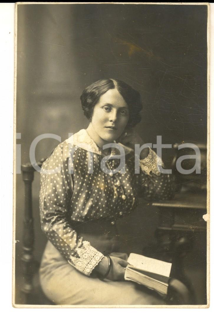 Fotografia d epoca originale 1930 ca AREA LOMBARDA Ritratto di donna con libro Foto cartolina VINTAGE 1