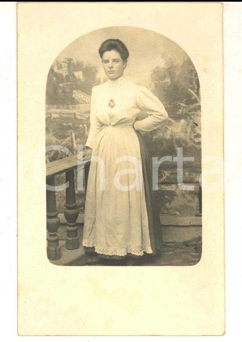 Fotografia d epoca originale 1910 ca MILANO ? Ritratto di giovane governante in grembiule Foto cartolina 1