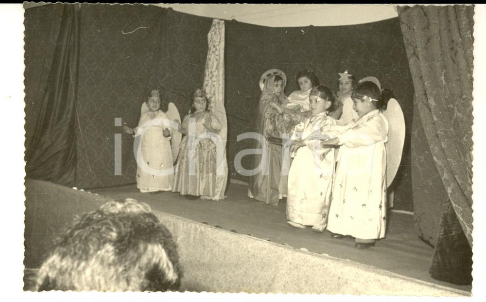 Fotografia d epoca originale 1950 ca MILLESIMO Teatro delle suore  Recita di Natale Foto VINTAGE 14x8 cm 1