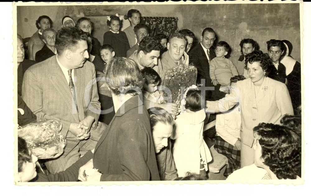 Fotografia d epoca originale 1950 ca MILLESIMO Teatro delle suore  Famiglie alla recita di Natale Foto 14x8 1