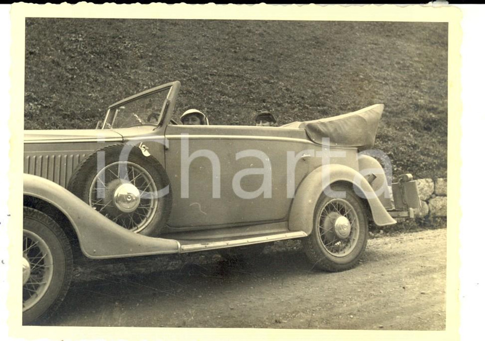 Fotografia d epoca originale 1940 ca DOLOMITI ? Due giovani automobiliste su auto d epoca Foto 12x8 1