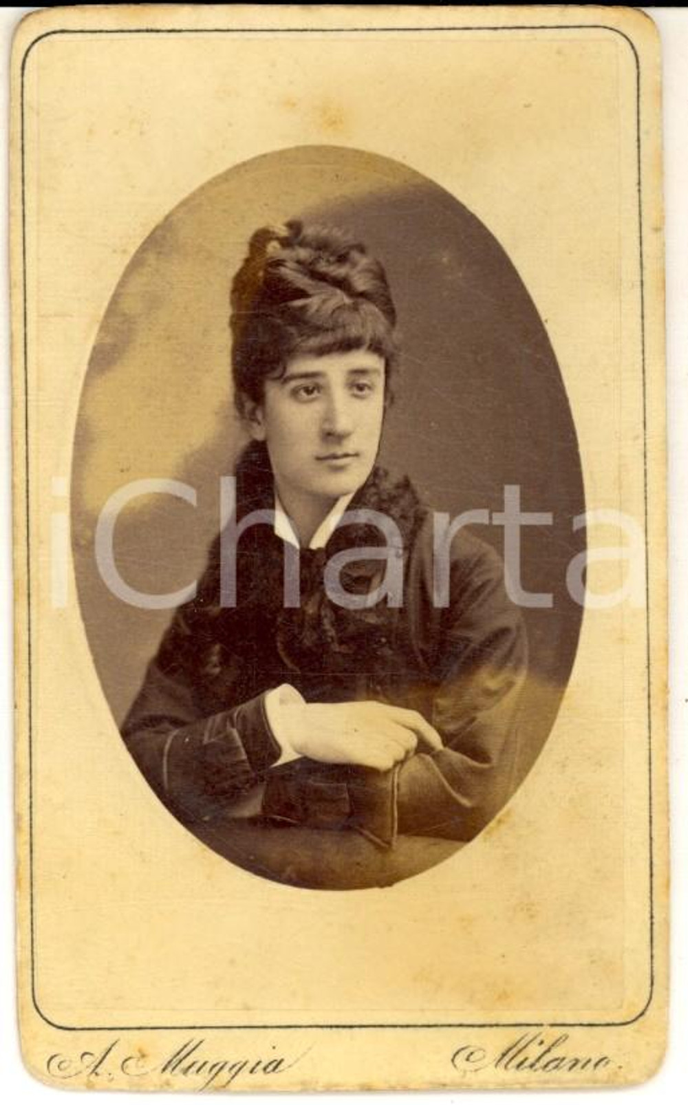 Fotografia d epoca originale 1870 ca MILANO Ritratto di donna in abito scuro Fotografia A. MUGGIA CDV 1