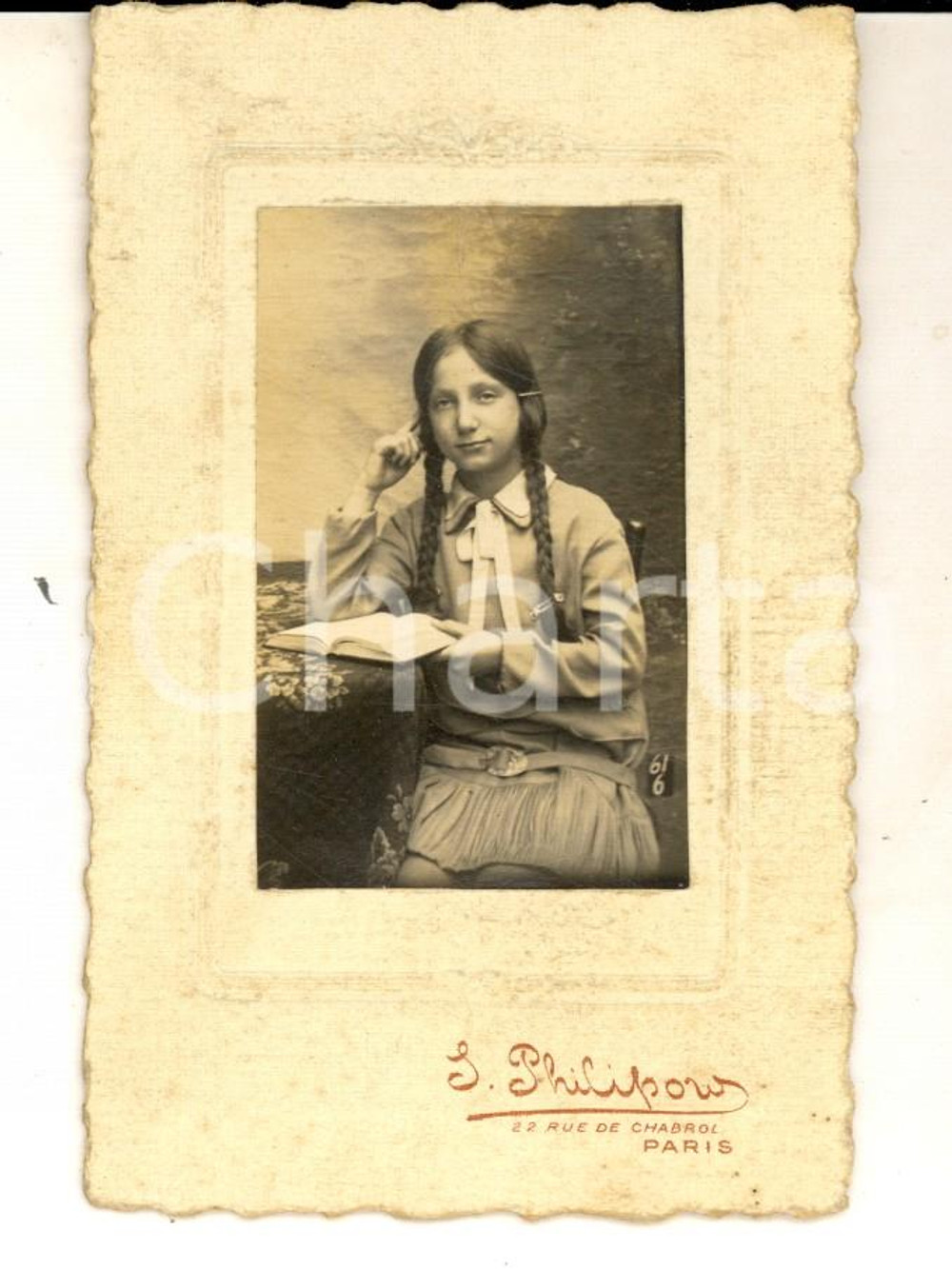 Fotografia d epoca originale 1910 ca PARIS Ritratto di scolara con un libro Foto PHILIPOW CDV 1