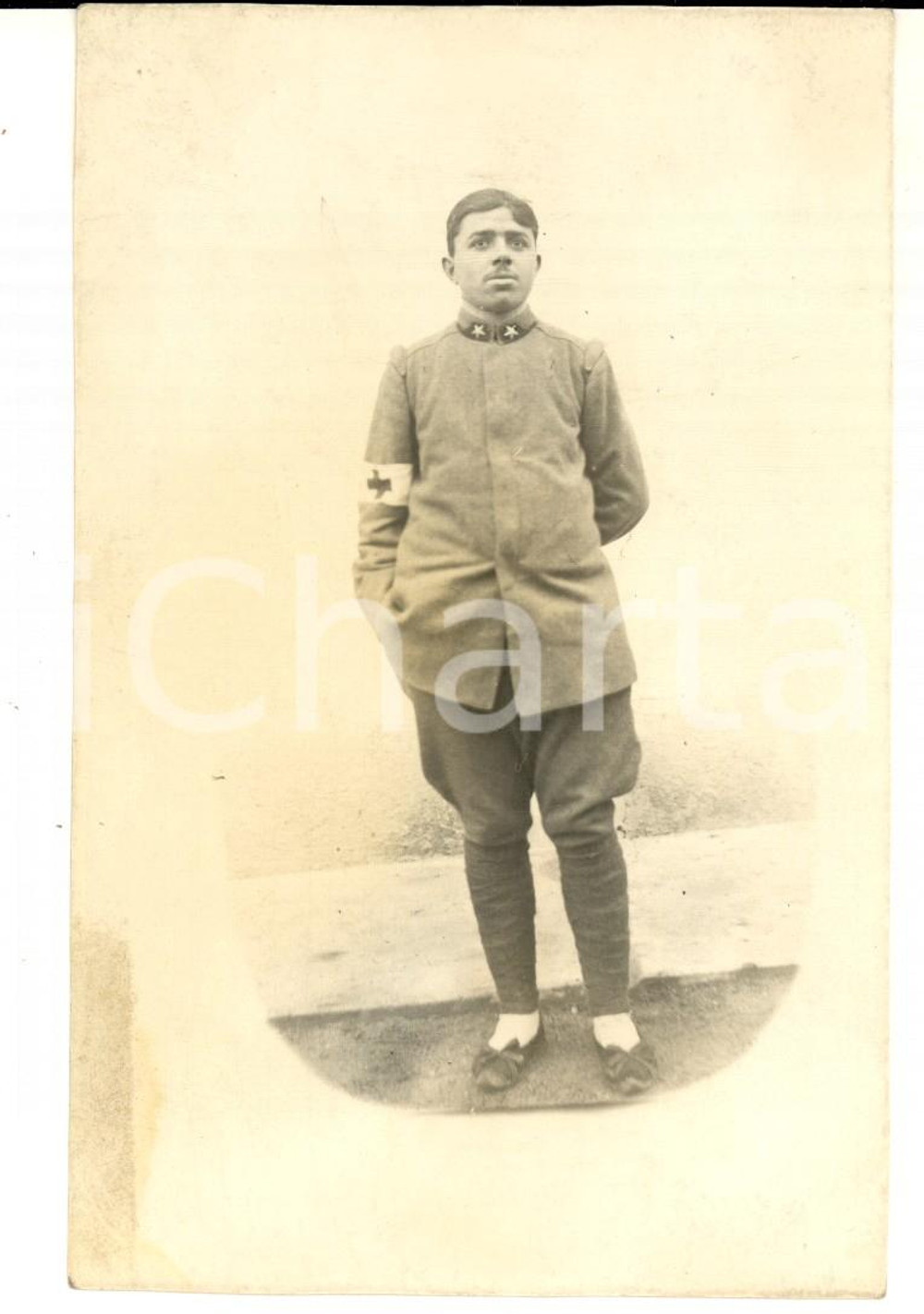 Fotografia d epoca originale 1915 ca WW1 Ritratto giovane ufficiale della SanitÃ  Foto cartolina con dedica 1