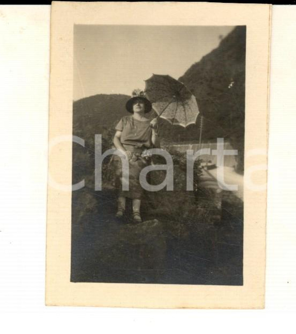 Fotografia d epoca originale 1920 ca AREA LOMBARDA Riposo di una donna con ombrellino Foto CURIOSA 7x7 cm 1