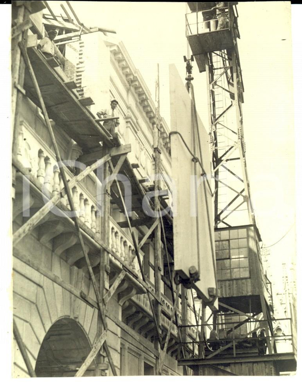 Fotografia d epoca originale 1935 ca PADOVA Posizionamento lastra celebrativa su PALAZZO MORONI Foto GISLON 1
