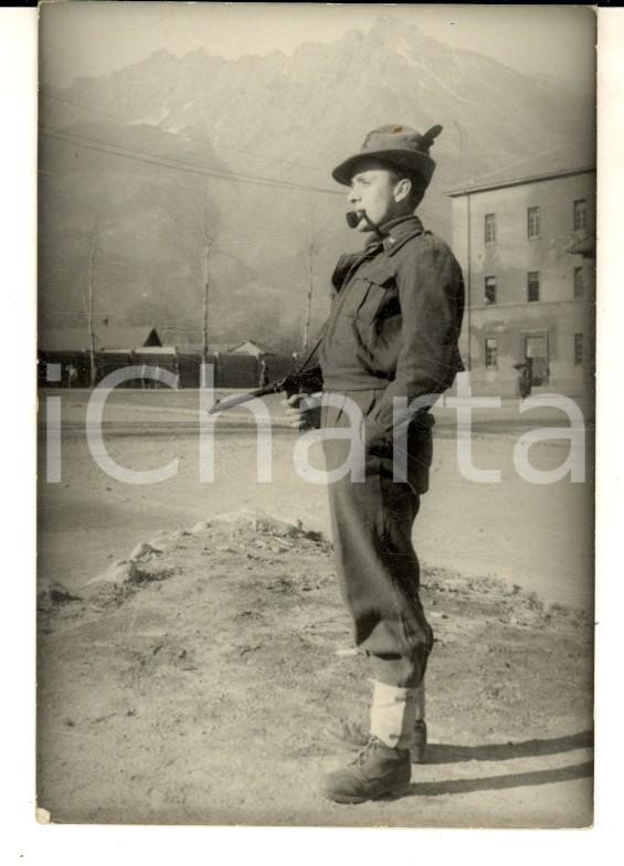 Fotografia d epoca originale 1948 ESERCITO ITALIANO Ritratto di alpino con pipa e mitraglietta Foto 6x10 cm 1