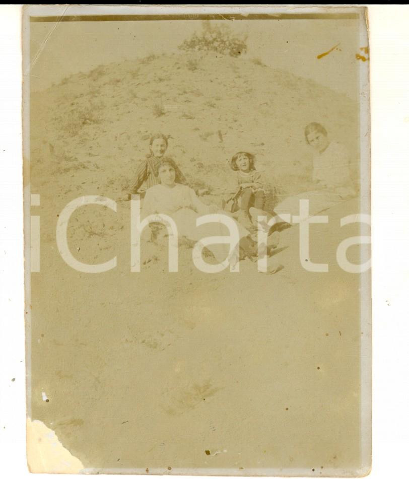 Fotografia d epoca originale 1917 AREA DI CUNEO Giovani villeggianti sulla strada per MONFORTE Foto 10x12 cm 1