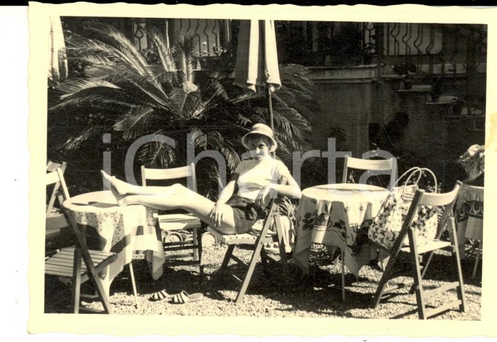 Fotografia d epoca originale 1950 ca RIMINI ? Donna al bar con i piedi sul tavolo Foto VINTAGE 10x7 1