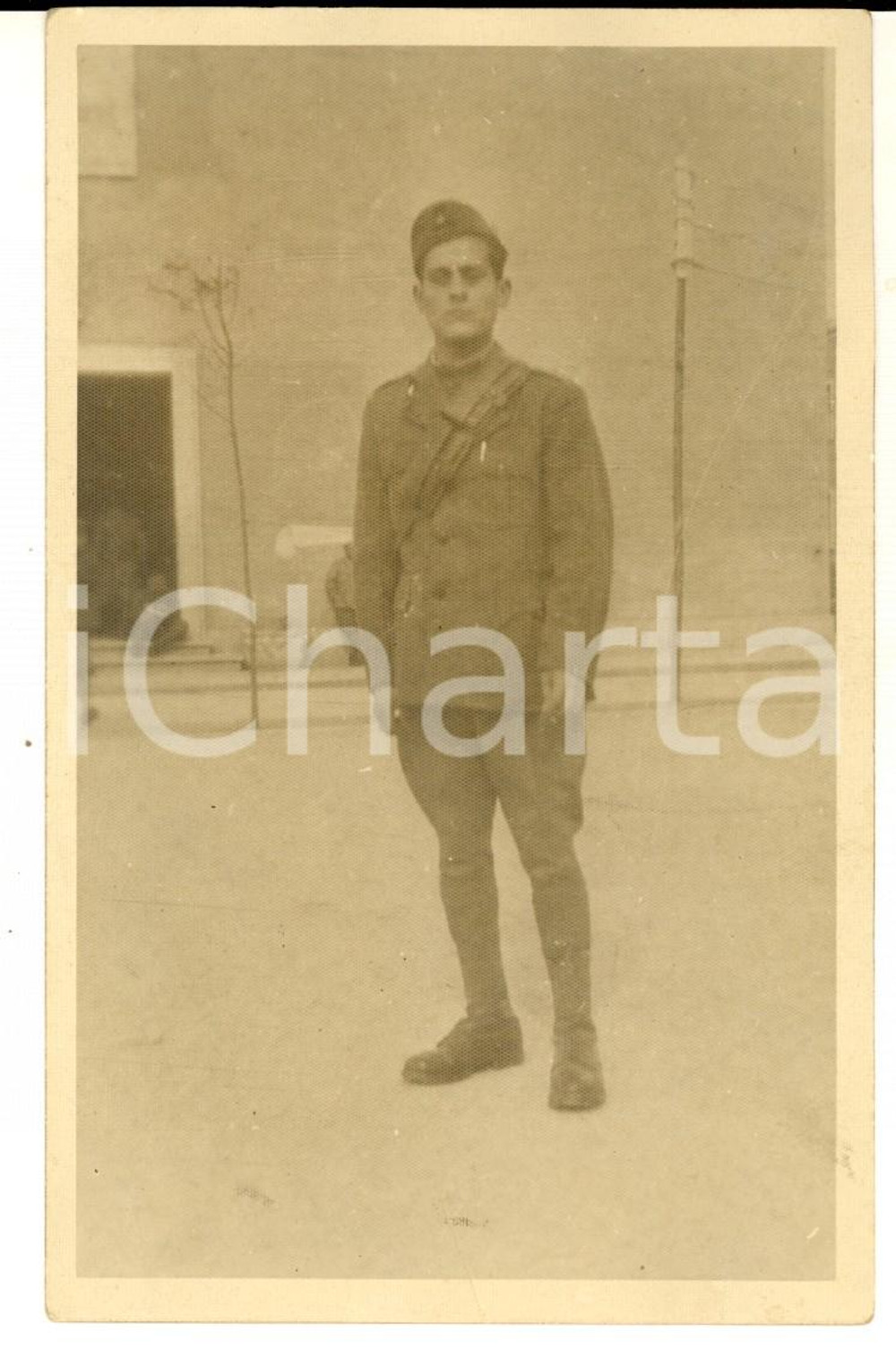 Fotografia d epoca originale 1940 ca WW2 ZONA DI GUERRA Ritratto di militare in divisa Foto cartolina 1