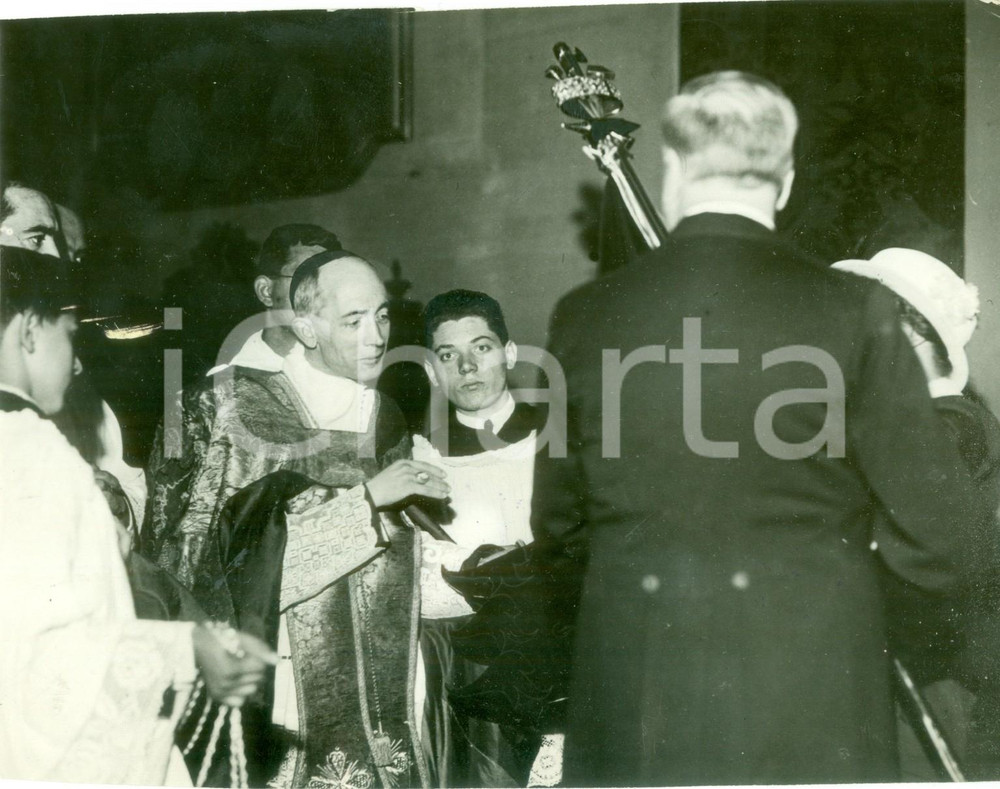 Fotografia d epoca originale 1932 MILANO Card. Ildefonso SCHUSTER benedice gagliardetto degli orafi FOTO 1