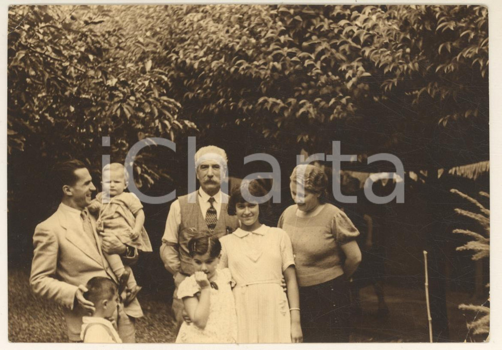 Fotografia d epoca originale 1940 GENOVA BOGLIASCO Ritratto di famiglia in cortile Foto cartolina FG 1
